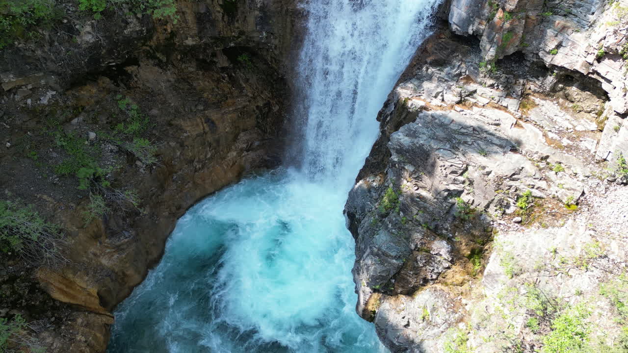 Veduta aerea di una magnifica cascata nella foresta del Montana