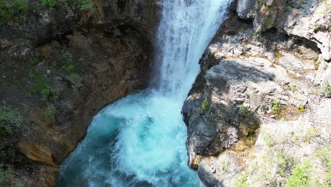 vista aérea de la magnífica cascada del bosque de montana