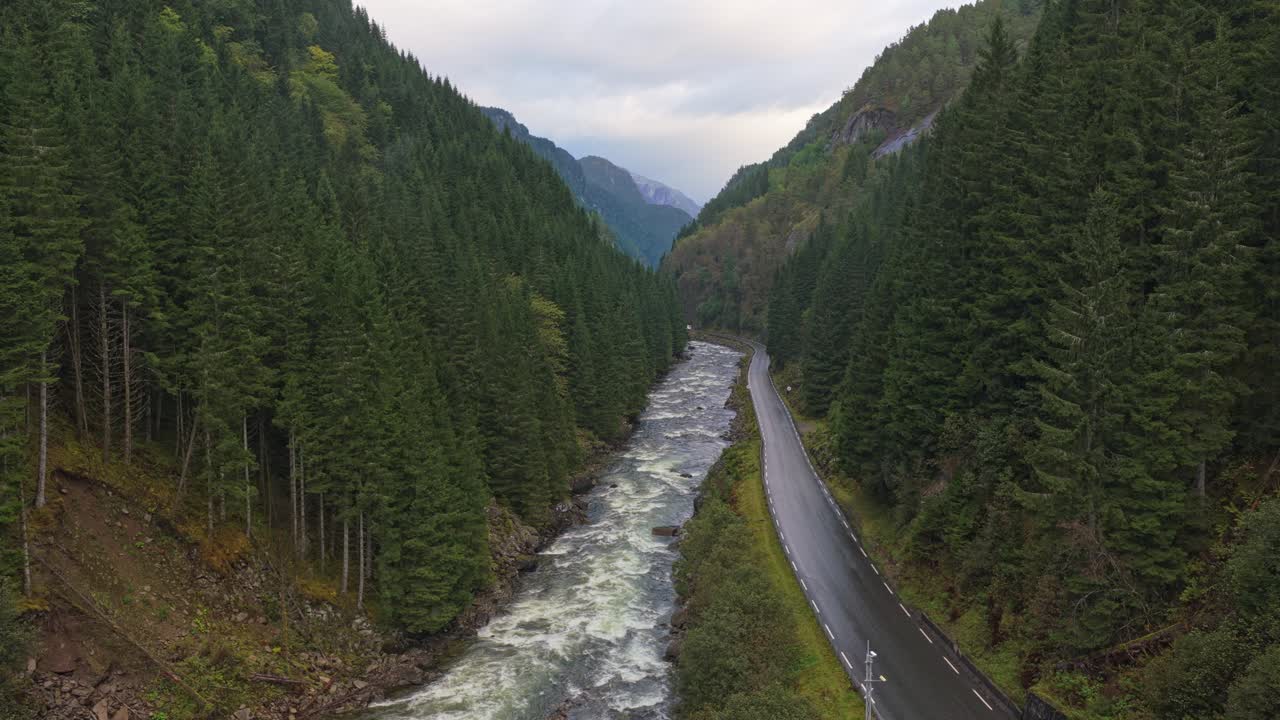 Volo panoramico sopra la cascata Latefossen nella Norvegia settentrionale