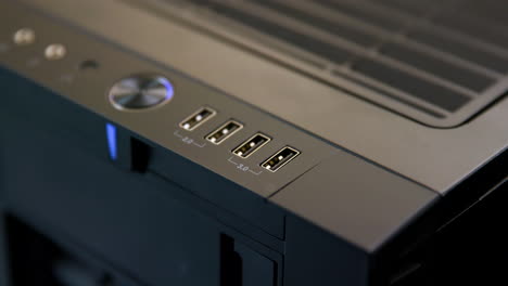 el hombre desconecta el cable del usb 3