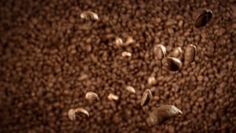 el primer plano de las semillas de café, los granos de café perfumados, el primer plano súper macro, filmado con una cámara súper lenta de 1000 fps.