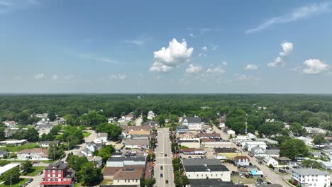 Aufsteigende-Drohnenaufnahme-Der-Geschäfte-In-Old-Orchard-Beach,-Maine