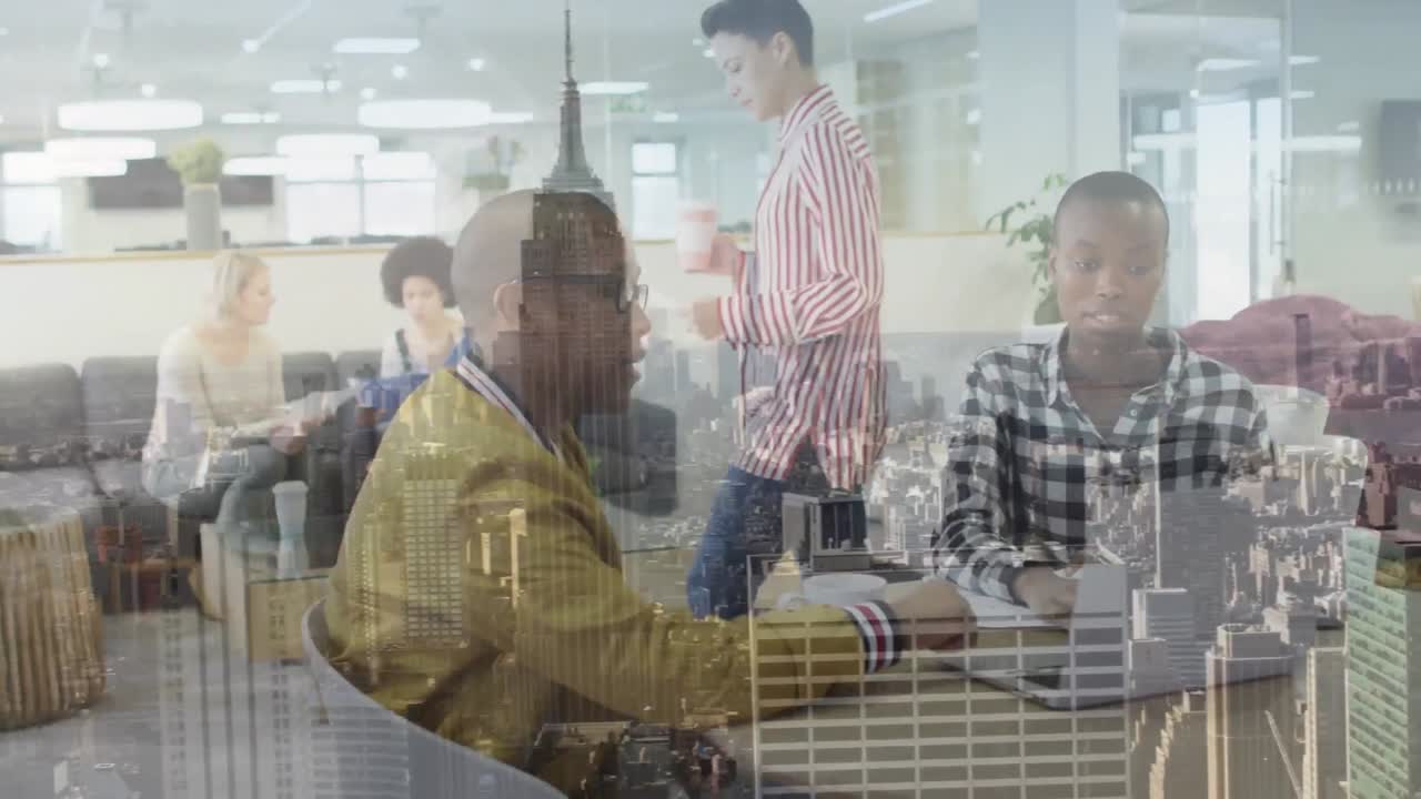 animación del procesamiento de datos financieros sobre diversas personas de negocios en la oficina