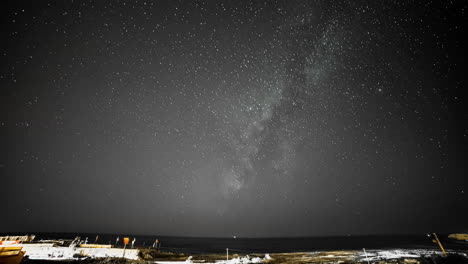 Zeitraffer-Himmel-Sternschnuppen-Milchstraße-Nachts-Am-Strand-Astronomie