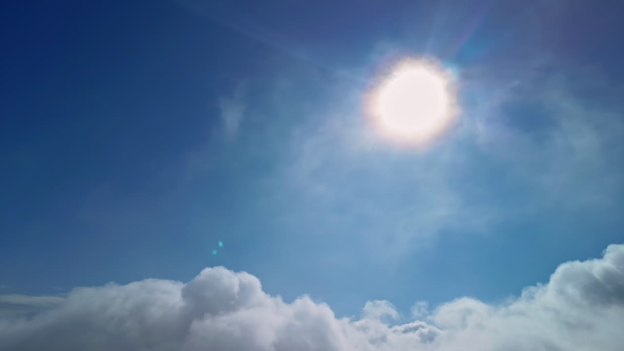 ⁇ 은 하늘의 구름 뒤에 밝은  ⁇ 빛