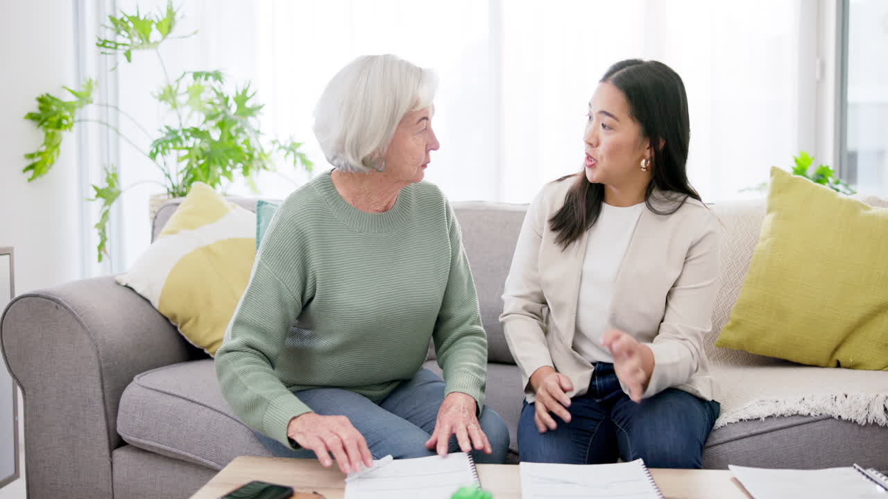 생명 보험, 여성 및 서류와 함께 노인