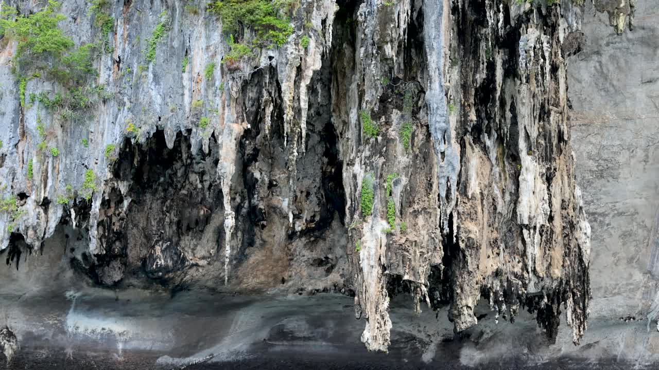 울창 한 초록색 을 가진 웅장 한 석회암 절벽