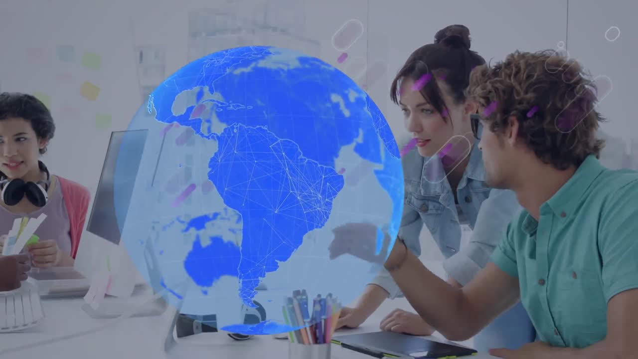 글로벌 네트워크의 애니메이션과 보라색 줄무 ⁇ 는 사무실에서 웃는 남자와 여자에 대한 데이터를 처리합니다.