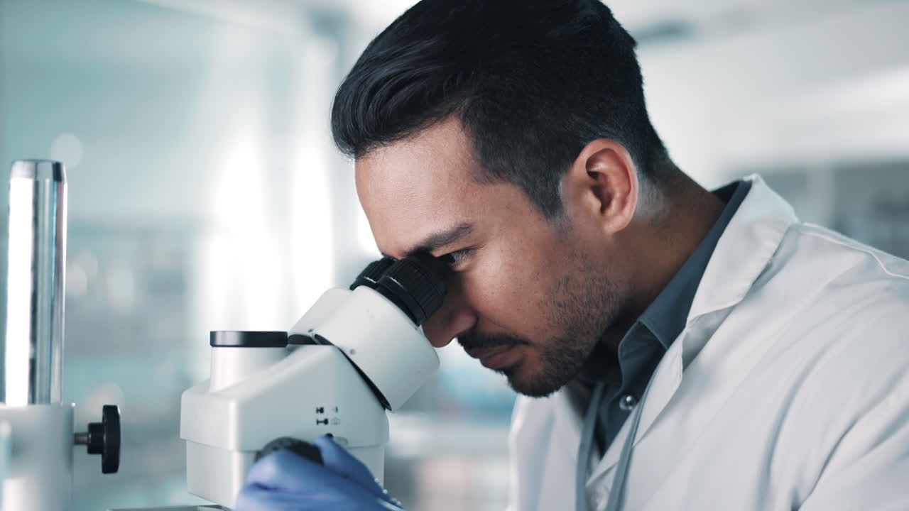 Scienza, ricerca e microscopio con scienziato