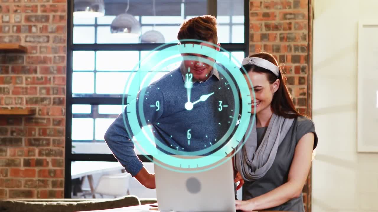 Animación de un reloj marcando sobre diversas personas de negocios usando una laptop