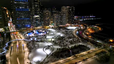 Vista-Aérea-Por-Drones-De-La-Cinta-De-Patinaje-Sobre-Hielo-Del-Parque-Maggie-Daley-En-Randolph-Street,-Chicago,-Illinois,-Estados-Unidos