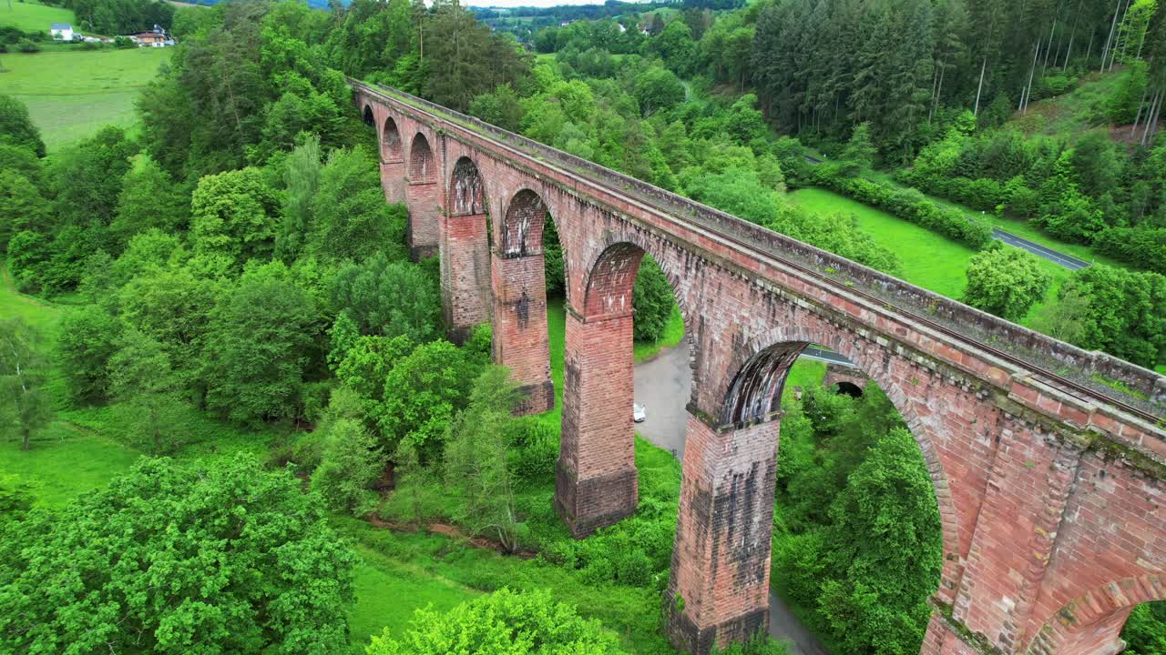 독일 에르바흐 에 있는 스톤 아치 브릿지 인 바 비아두크트 (himbächel viaduct) 의 항공 사진