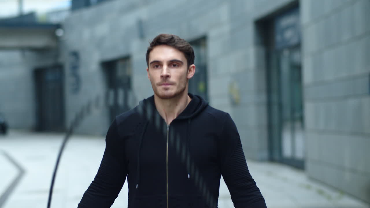 점프 로프 를 사용 하는 근접 촬영 스포츠맨