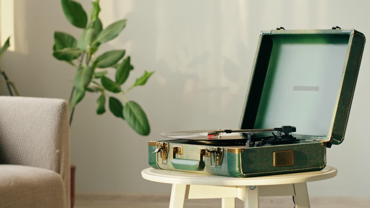 Giradischi vintage che fa girare un disco in vinile su un tavolo