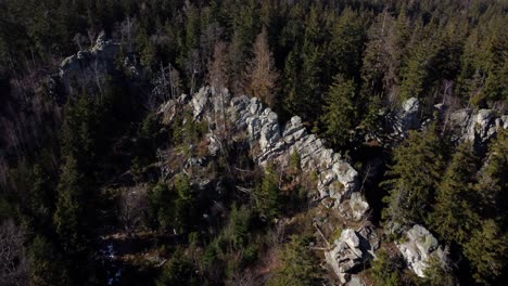 Rocas-En-Medio-De-Una-Reserva-Natural-Protegida