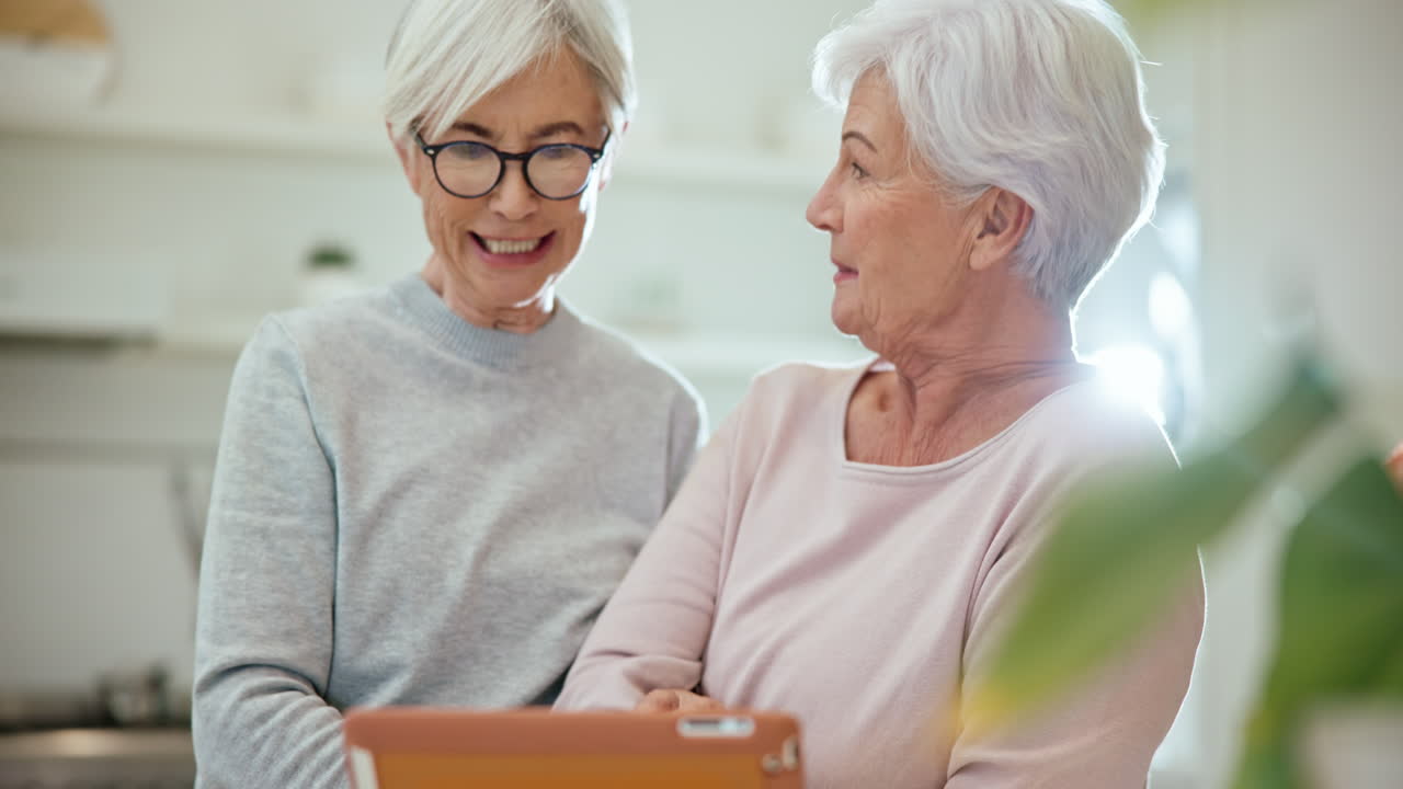 태블릿, 소셜 미디어, 고령 여성 친구들