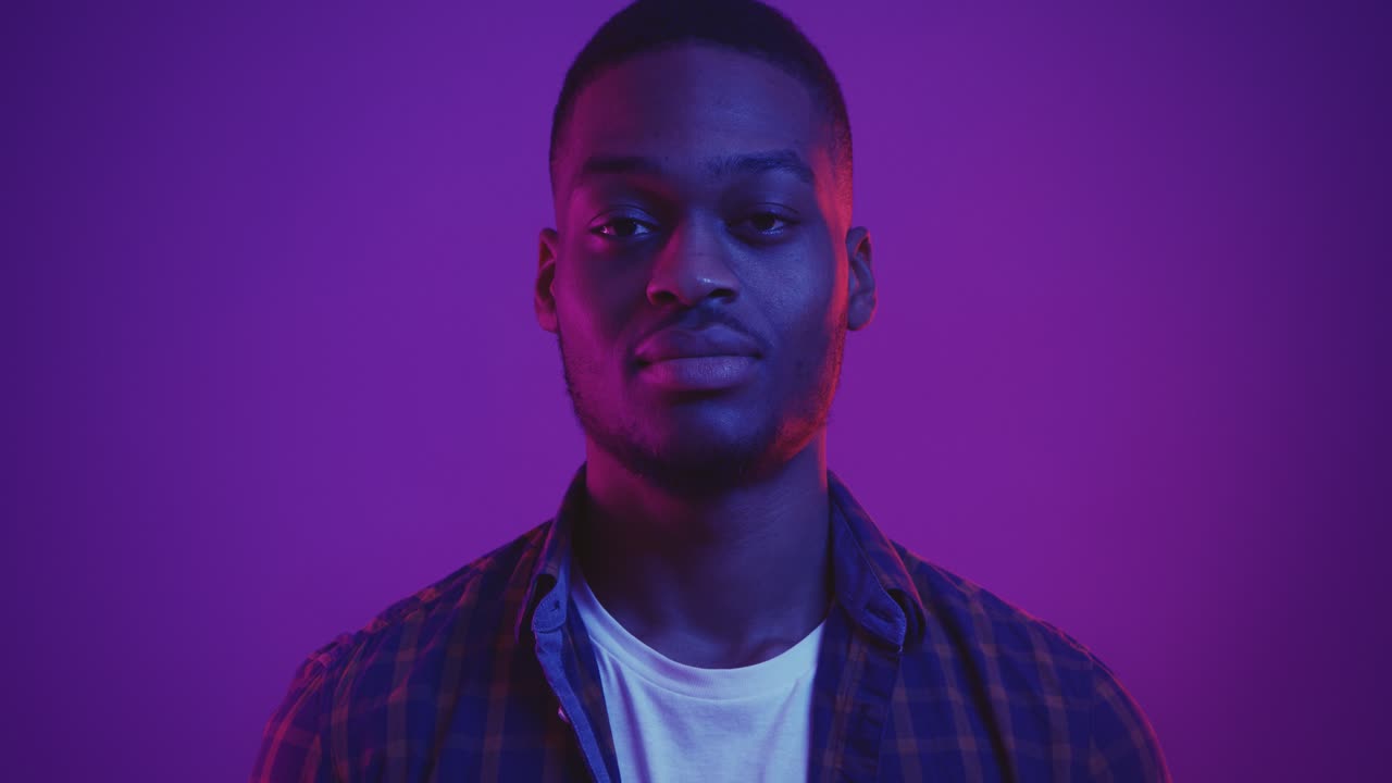 retrato de un hombre negro con iluminación de neón