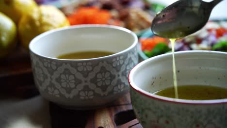 Zubereiten-Eines-Salats,-Hinzufügen-Von-Dressing-Zum-Gericht,-Rüben,-Quinoa-Samen,-Zitronen-Und-Zwiebeln-In-Der-Szene,-Tomaten-Und-Salatdressing