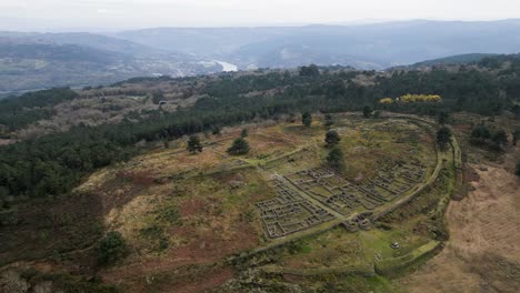 Vista-Aérea-Panorámica-Del-Fuerte-De-Piedra-De-Castro-De-San-Cibran-En-Las-Ourense,-España