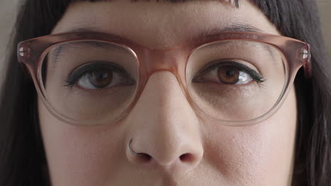 Nahaufnahme-Eines-Porträts-Einer-Jungen-Hipster-Frau,-Die-Ernst-In-Die-Kamera-Blickt-Und-Eine-Stilvolle-Sehbrille-Trägt