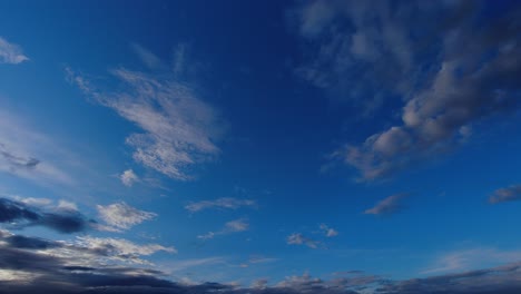 lapso de tiempo de las nubes que se mueven en el cielo del día a la noche