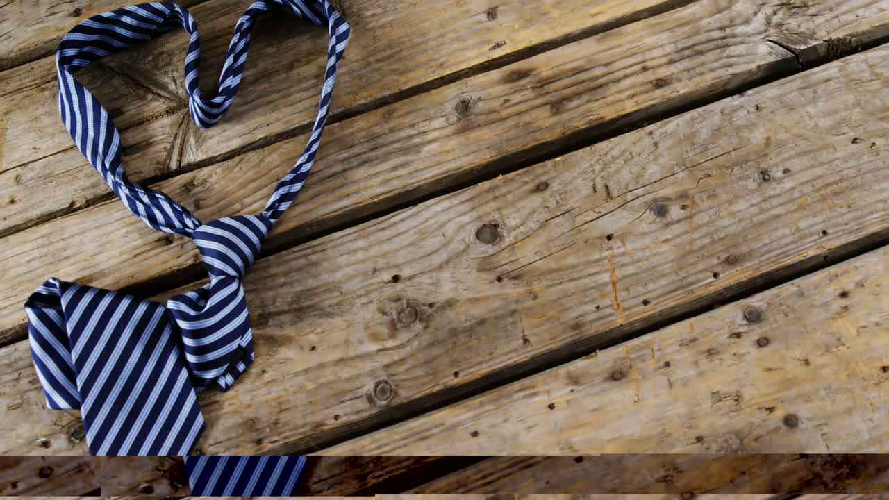corbata en forma de corazón aislada en una tabla de madera