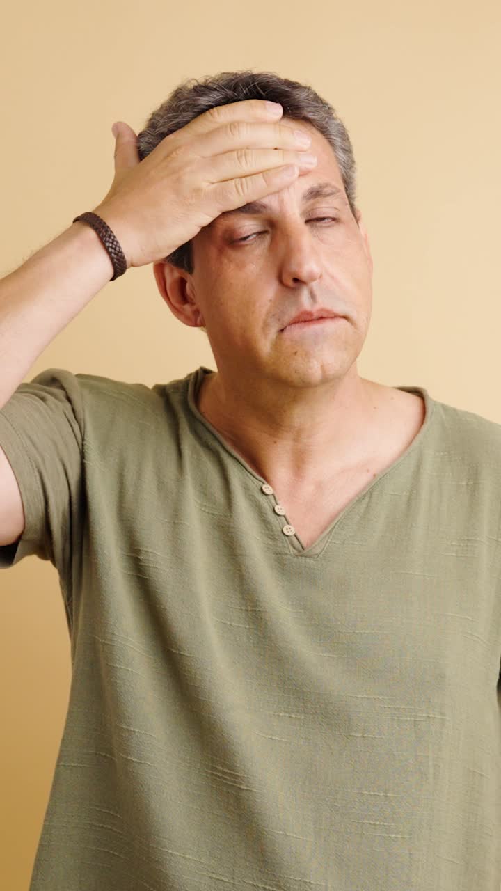 hombre con dolor de cabeza