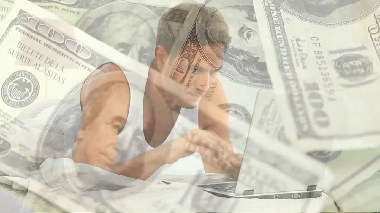 침대에 누워 있는 남자의 애니메이션, 미국 달러 지폐를 회전시키는 노트북을 사용합니다.