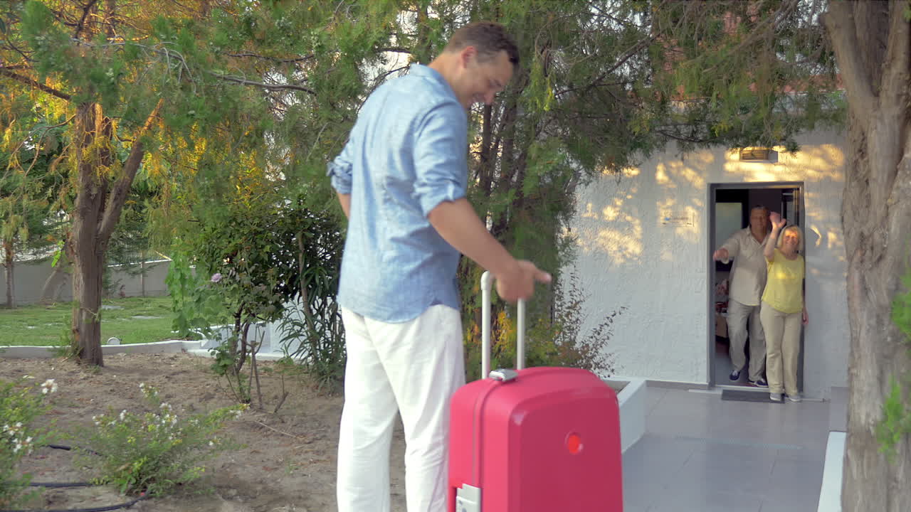 familia joven con un niño que llega a los abuelos