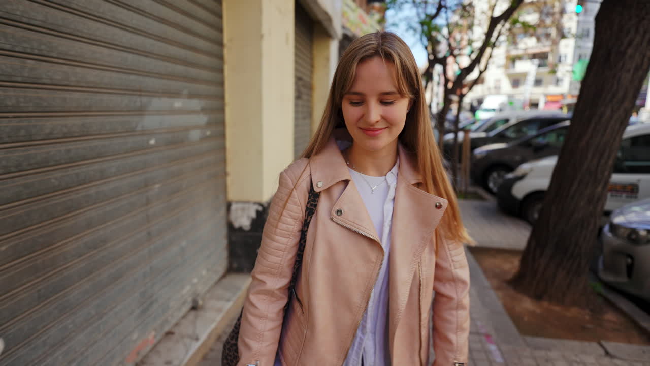 mujer caminando por la calle de la ciudad