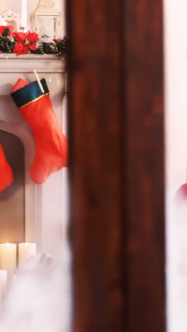 chimenea decorada con decoración navideña desde la ventana