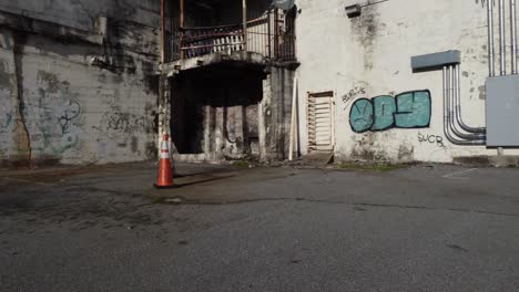 Viejo-Estacionamiento-Vacante-En-La-Ciudad