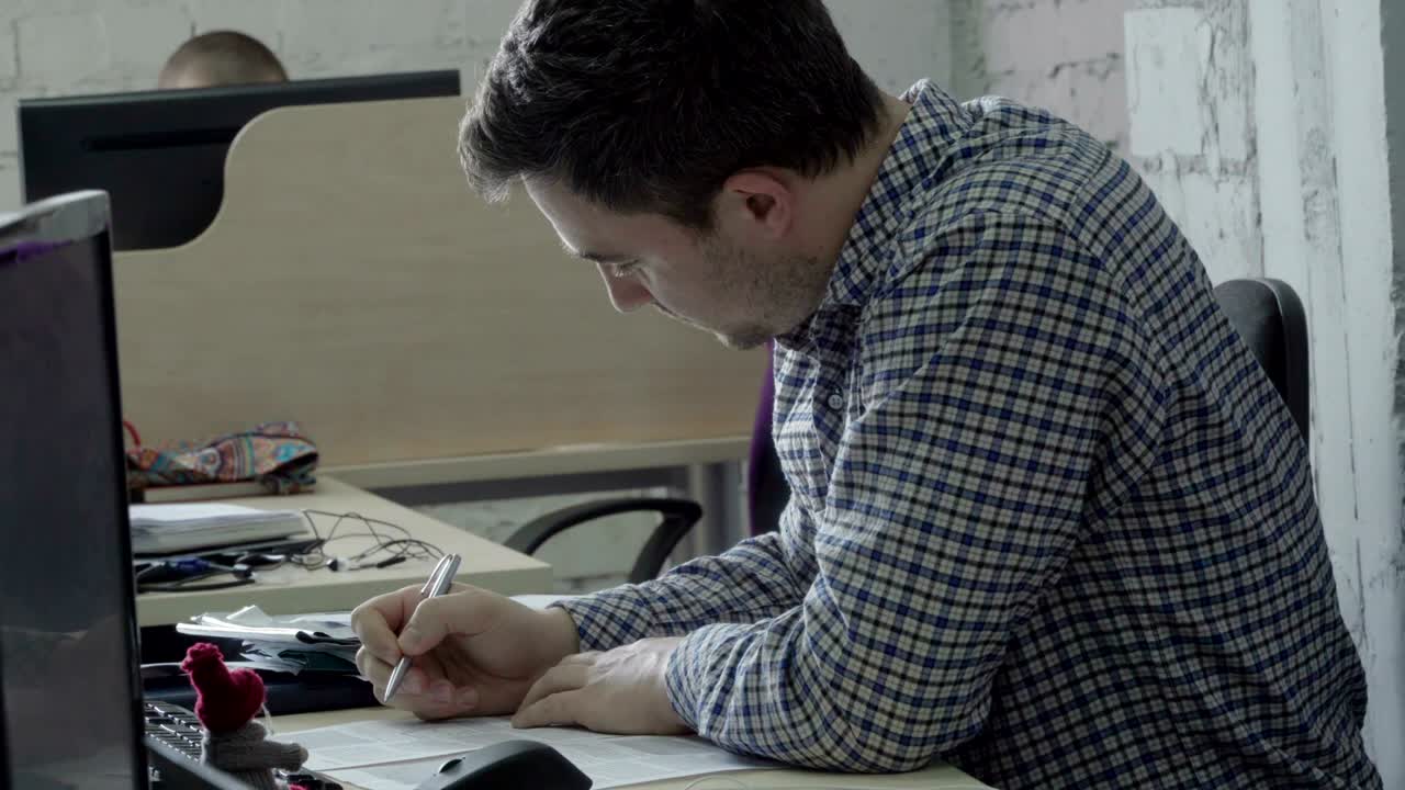 un hombre de negocios firma un documento en la oficina.