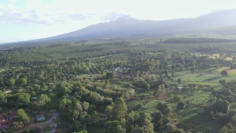 Exotische-Afrikanische-Landschaft-Des-Dorfes-Loitokitok-Am-Fuße-Des-Kilimandscharo,-Kenia