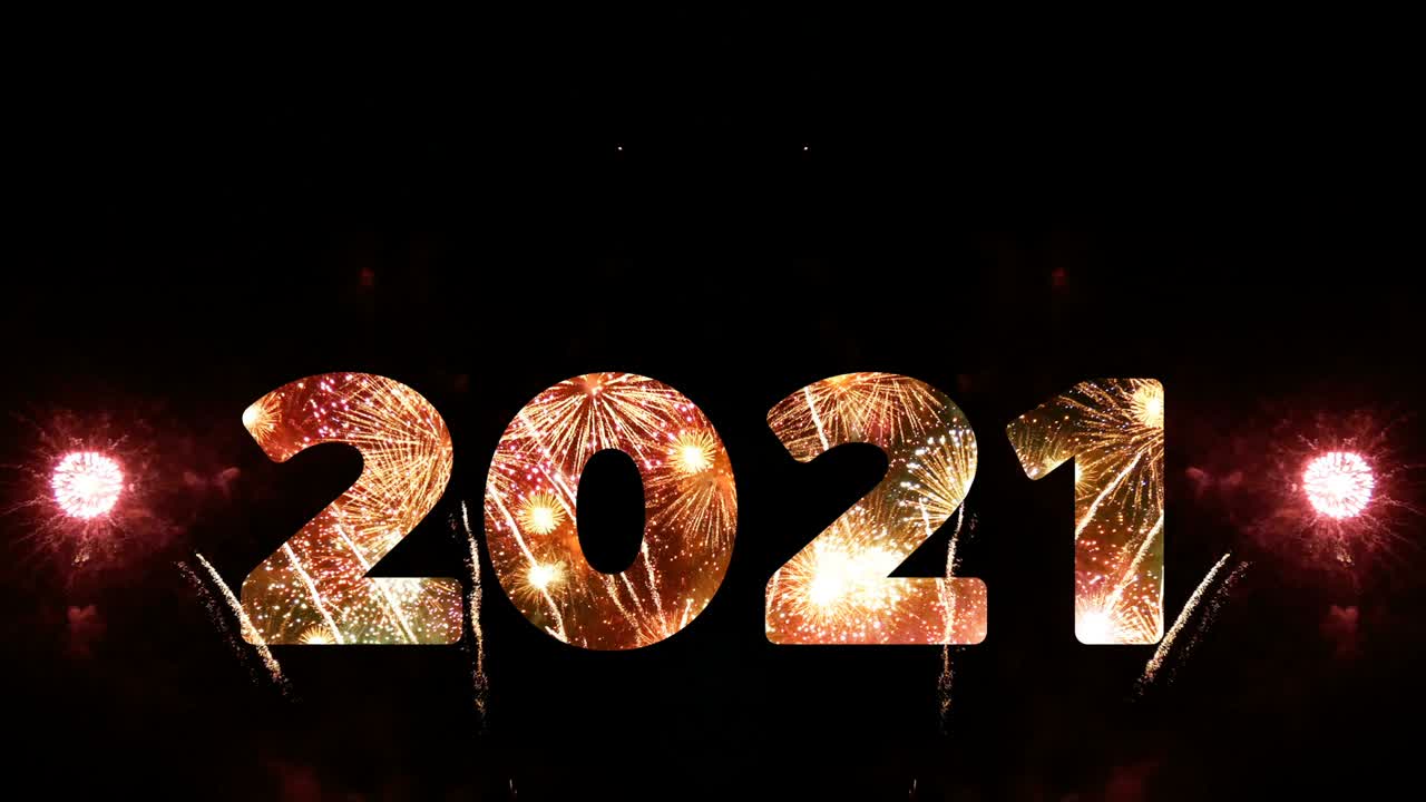 4k. bucle sin problemas de fuegos artificiales del año 2021 saludando durante la celebración de la cuenta atrás de la víspera del año nuevo, verdadero festival de fuegos artificiosos coloridos en el cielo en la noche
