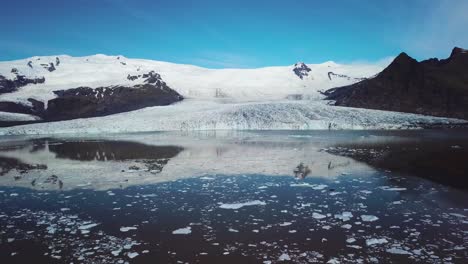 antena lenta acercándose al glaciar vatnajokull en fjallsarlon islandia sugiere el calentamiento global y el cambio climático 4