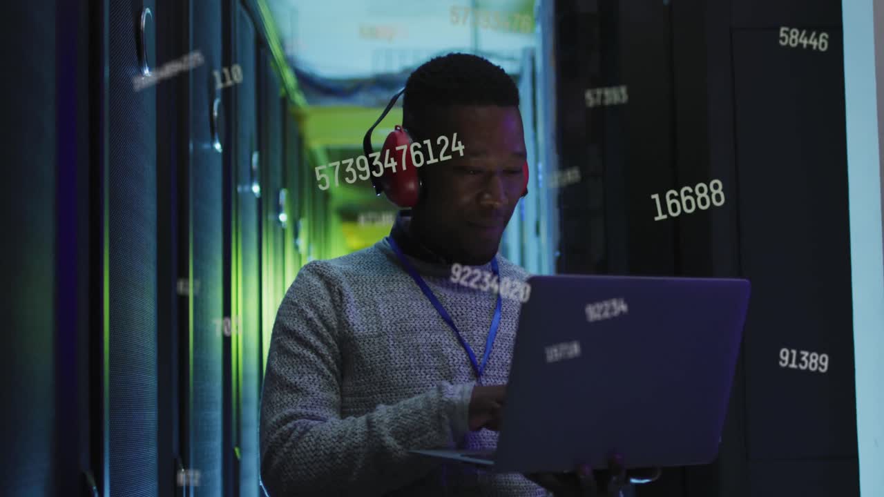Animation af databehandling over afrikansk-amerikansk mandlig IT-ingeniør og computerservere