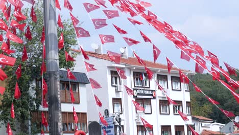 muchas banderas turcas colgando en una calle