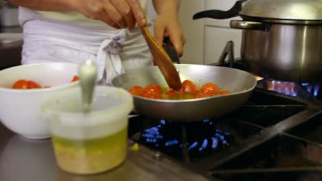 männlicher bäcker bereitet essen in der küche vor 4k