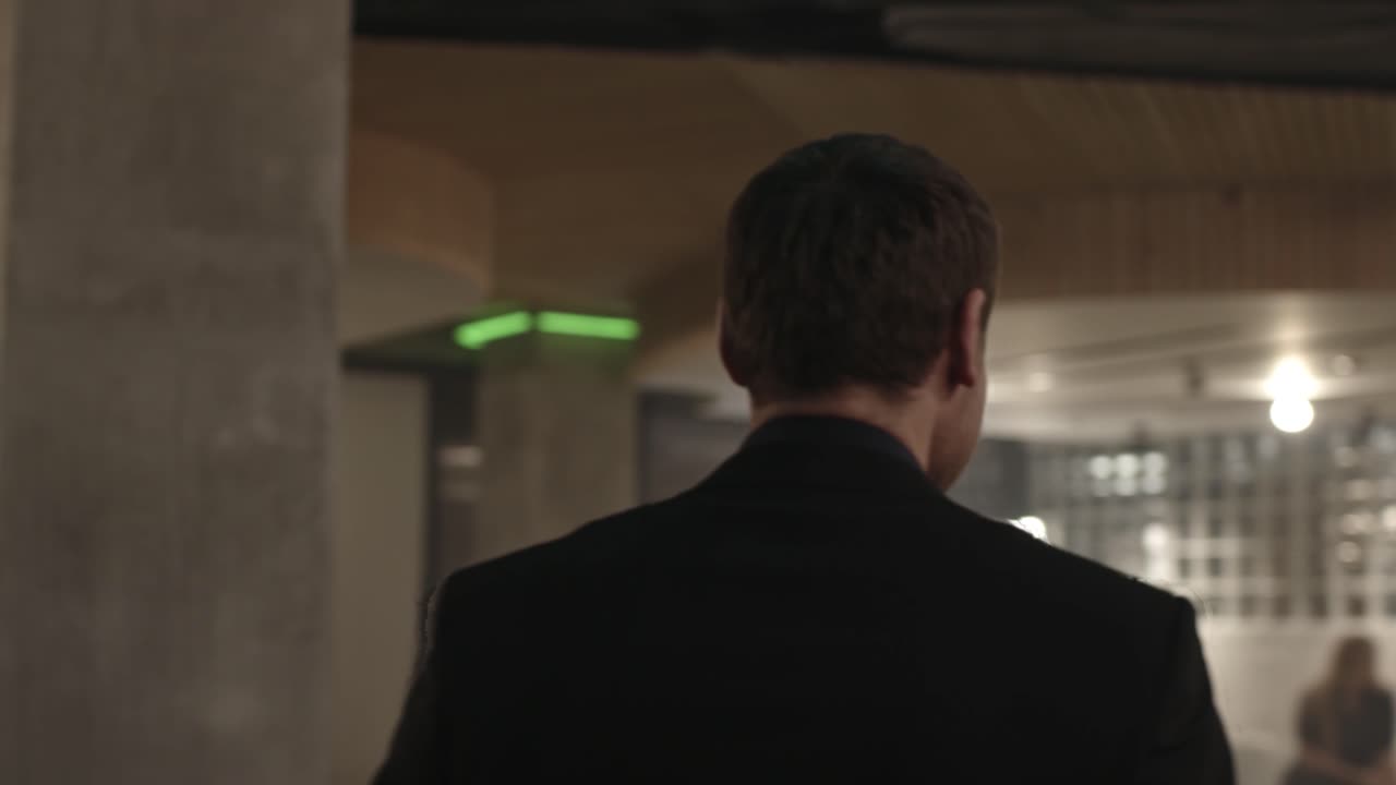 현대적인 사무실 또는 레스토랑에서 비즈니스 회의