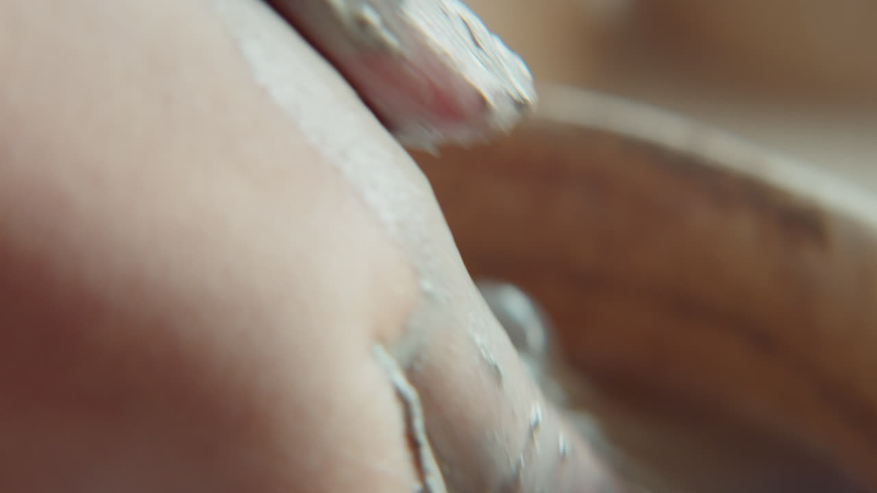 escultor lavando la arcilla de las manos