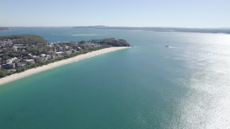 Vista-Aérea-De-La-Playa-De-Shoal-Bay-Con-Tranquilas-Aguas-Azules-Durante-El-Verano-En-Nsw,-Australia