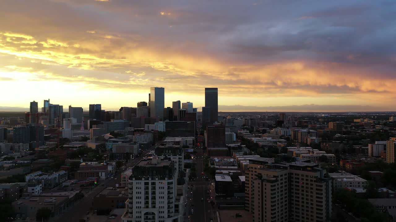 imágenes aéreas inclinadas dinámicas de la puesta de sol sobre la colina del capitolio en denver, colorado