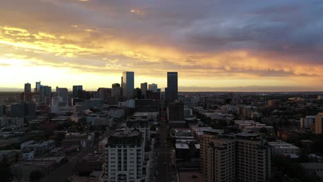 Imágenes-Aéreas-Inclinadas-Dinámicas-De-La-Puesta-De-Sol-Sobre-La-Colina-Del-Capitolio-En-Denver,-Colorado