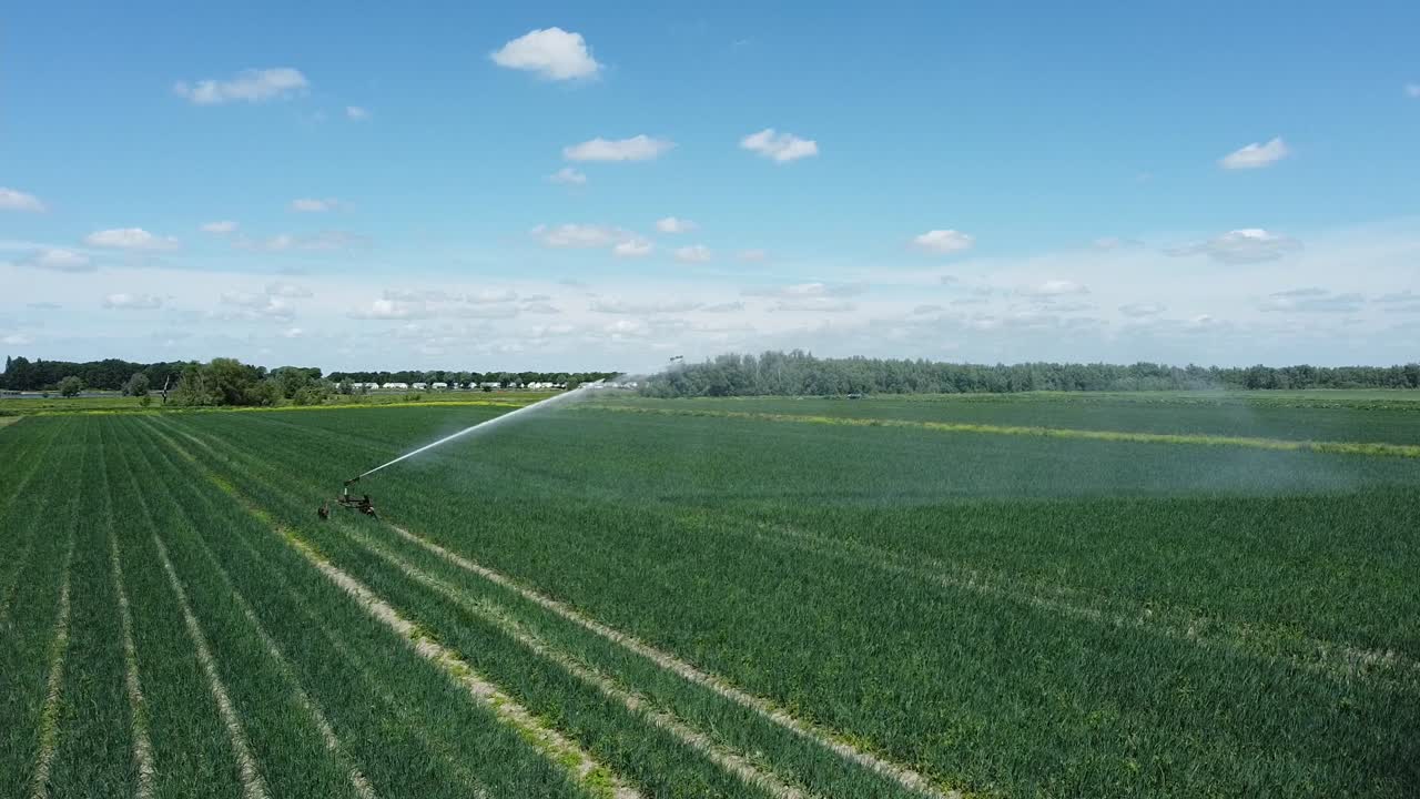 농작물에 살포하는 관개용 스프링클러 또는 섹터 스프링클러를 지나 옆으로 날아가기