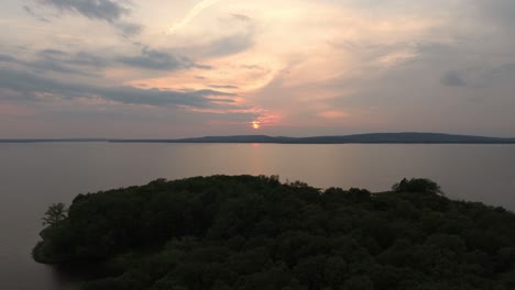 Bonita-Puesta-De-Sol-Vista-Sobre-Un-Bosque-Con-Un-Lento-Movimiento-De-Deslizamiento-De-Drones