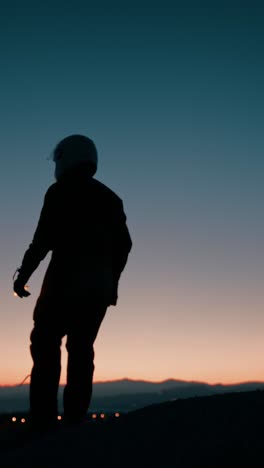 silhouet van een astronaut die op een berg loopt voor de ruimtemissie