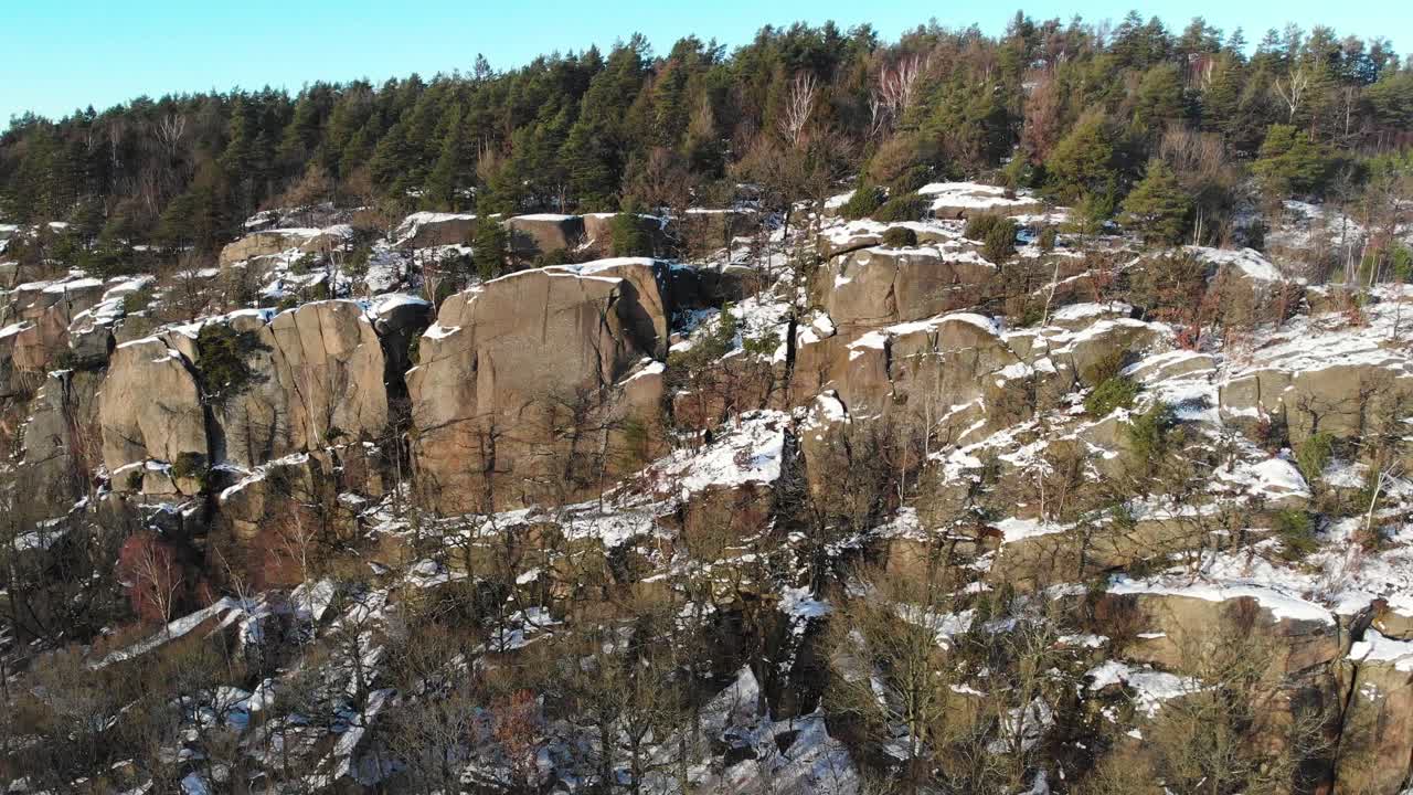 открытый лес на скалистой горе в восточном гётеборге, швеция, в солнечный день