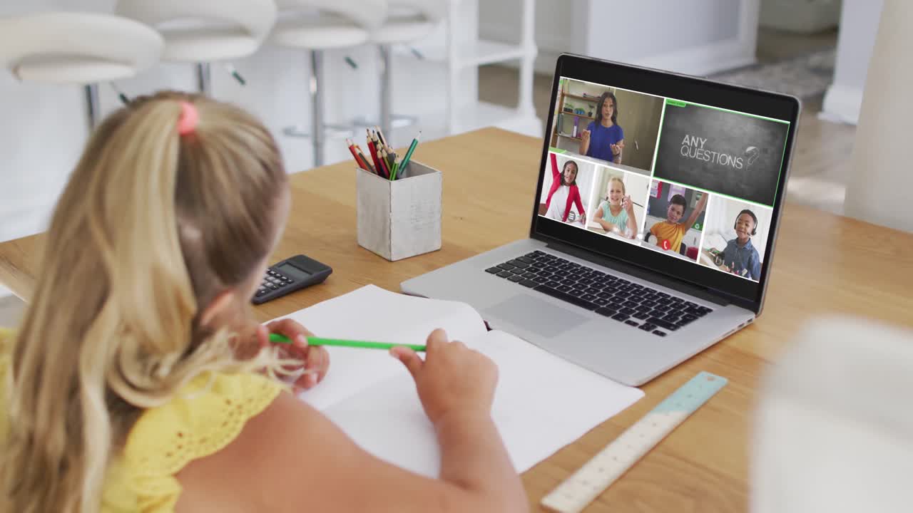 estudiante que usa una computadora portátil para una lección en línea en casa, con un maestro y una clase diversos en la pantalla