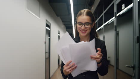el gerente alegre comprueba los documentos que van por el pasillo. agente de ventas feliz mira el contrato